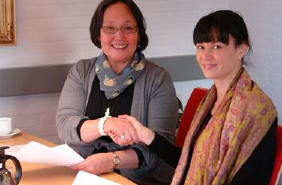 Medlem af Naalakkersuisut for finanser Maliina Abelsen, IA, og formand for Kanukoka, Martha Abelsen, underskrev fredag aftale om bloktilskud til kommunerne i 2013. Foto: Kunuk Holm/selvstyret