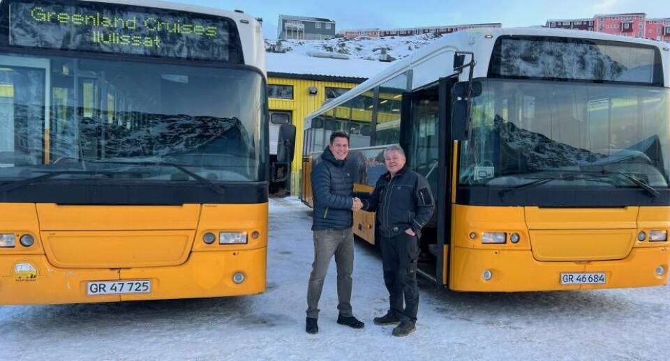 Ivik Knudsen-Ostermann fra Greenland Cruises og driftleder René Hansen fra Nuup Bussii giver håndslag på handlen med de to Volvo-busser.
