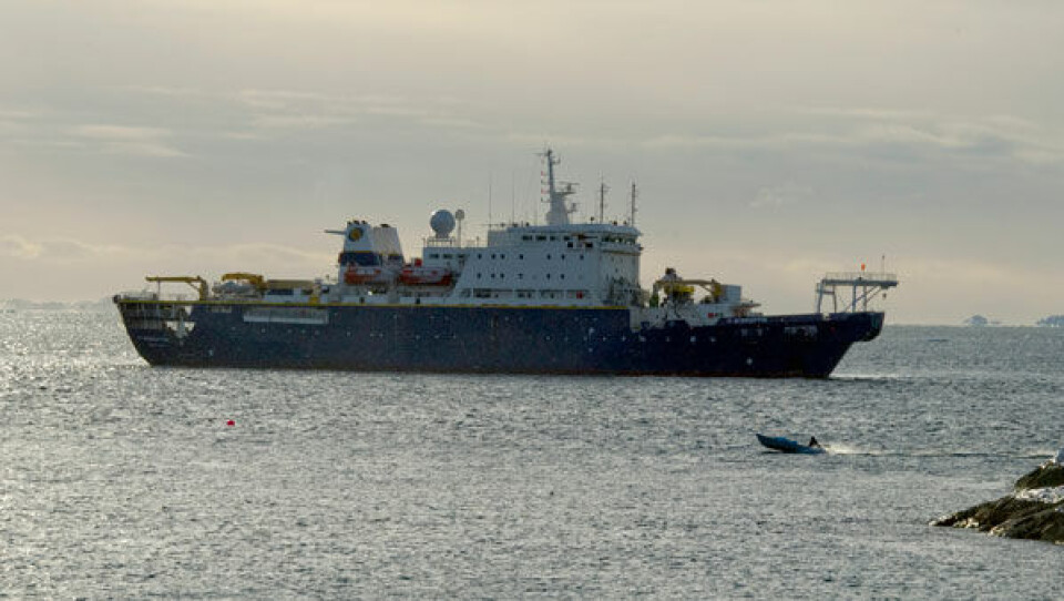 Nyt kabel skib er i gang med at reparere søkablet ved Nuuk. Foto: leiff Josefsen Søkablet blev ført til Nuuk ved Sana-bugten den 9.september 2008. I de næste par dage vil adskillige reparationsskibe ligge udenfor bugten. Foto: Leiff Josefsen Reparationerne af søkablet vil forbedre internettrafikken til og fra Nuuk. Foto: leiff Josefsen