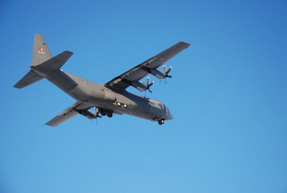 Hercules C-130 vil flyve over Nuuk i dag den 10. november og simulere udkast af materiel og forsyninger. Foto: SermitsiaqAG arkiv Et Hercules fly vil også lande og lette fra Nuuk Lufthavn i dag, som led i øvelsen. Foto: SermitsiaqAG arkiv Hercules C-130 vil flyve over Nuuk i dag den 10. november og simulere udkast af materiel og forsyninger. Foto: SermitsiaqAG arkiv Et Hercules fly vil også lande og lette fra Nuuk Lufthavn i dag, som led i øvelsen. Foto: SermitsiaqAG arkiv Hercules C-130 vil flyve over Nuuk i dag den 10. november og simulere udkast af materiel og forsyninger. Foto: SermitsiaqAG arkiv Et Hercules fly vil også lande og lette fra Nuuk Lufthavn i dag, som led i øvelsen. Foto: SermitsiaqAG arkiv