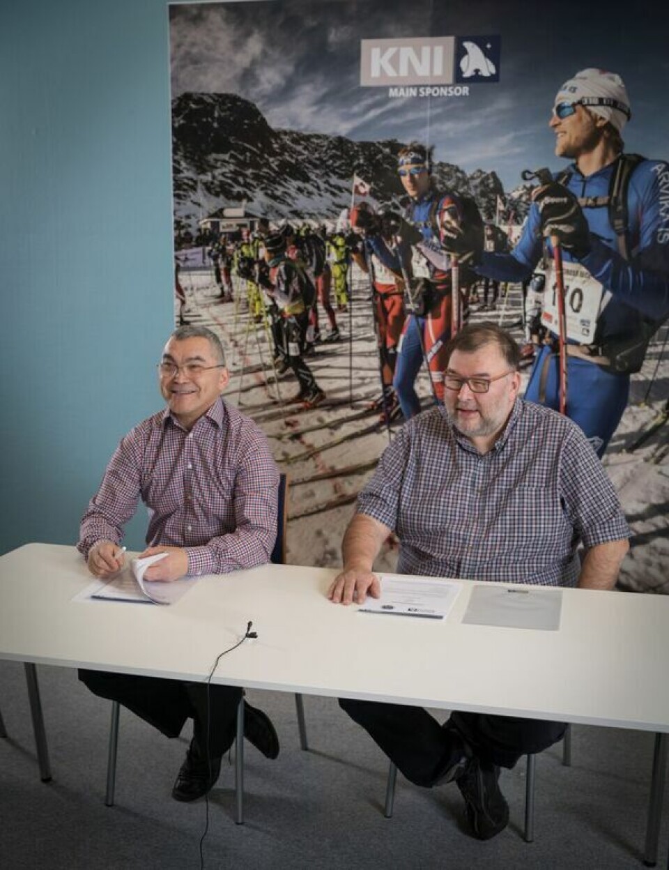 KNI's administrerende direktør Peter Grønvold Samuelsen og bestyrelsesformanden for Arctic Circle Race underskriver sponsoraftalen KNI og ACR underskriver sponsoraftale