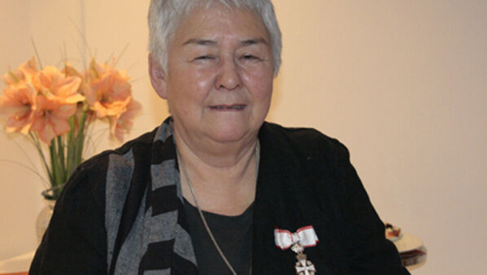 Emma Balslev viste stolt sin dannebrogsorden frem, som hun modtog den 18. december sidste år. Foto: Benny Kokholm.
