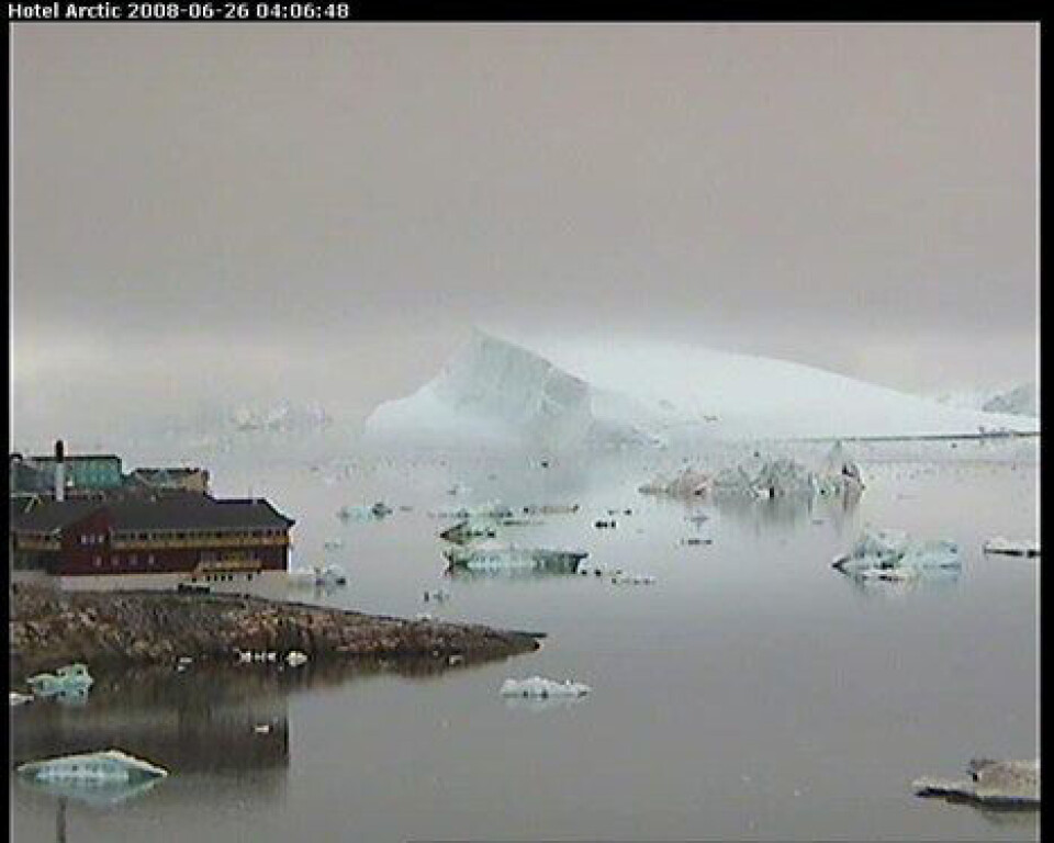 Morgendis i Diskobugten. Hotel Arctic's webcam viser konstant friske fotos af Ilulissat Isfjord. I forgrunden byens hospital og indsejlingen til havnen.