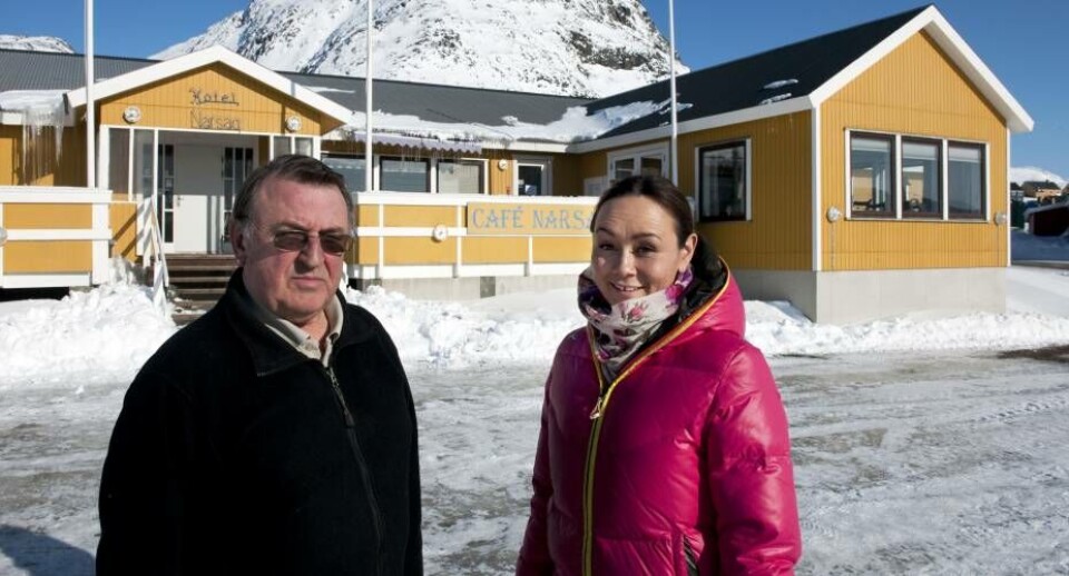 Jørn Holding og Kattie Nielsen foran Hotel Narsaq