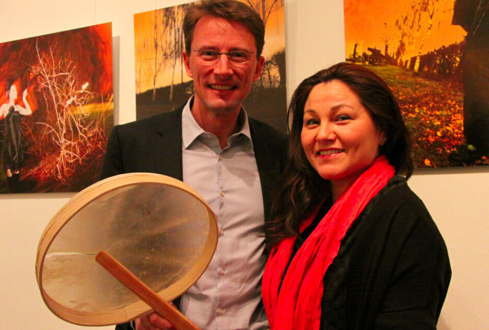 To direktører er enige om at støtte kulturen i Grønland. Det er Julia Pars, Katuaq, og Grønlandsbankens Martin Kviesgaard. Foto: Katuaq