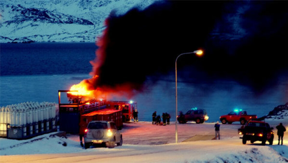 Brandvæsenet i gang med slukningsarbejdet. Foto: Carl-Erik Holm