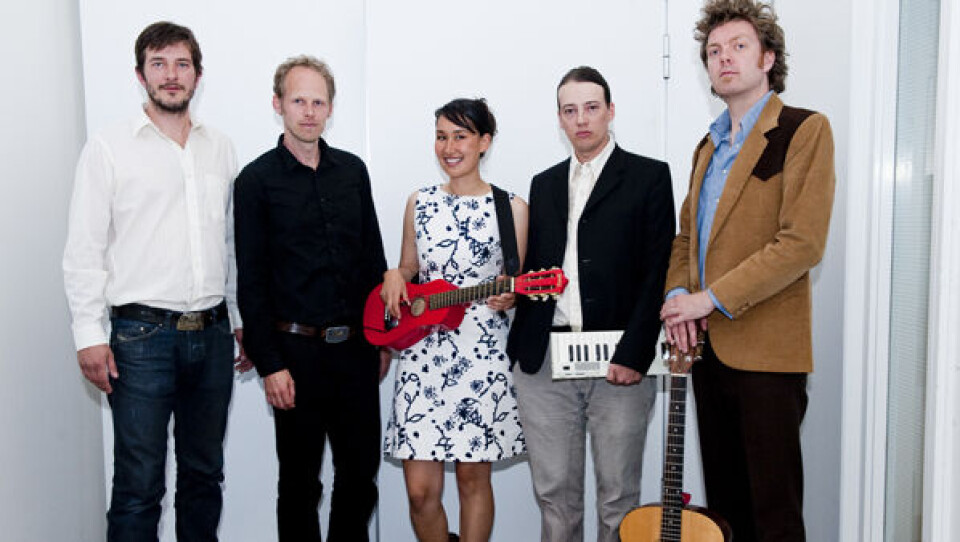 Nive Nielsen med sin røde ukulele og resten af bandet The Deer Children. De var dog ikke alle med til Snow Festival i Puvirnituq. Foto: Leiff Josefsen
