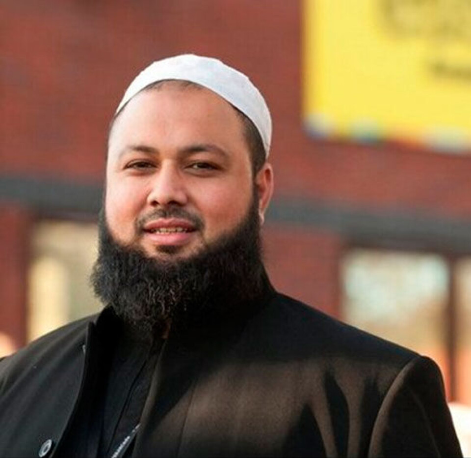 Den engelske skoleleder Abdul Chohan skal fortælle om skoleledelse i en bogløs skole på seminar i Sisimiut og senere deltager han i borgermøde, hvor han taler om skoleudvikling med iPads Den engelske skoleleder Abdul Chohan