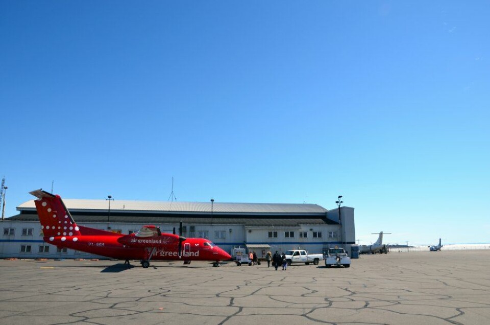 Flyvningerne til Iqaluit gennemføres med et Dash 8-fly fra Air Greenland, der har plads til op til 34 passagerer. Flyvetiden er én time og 45 minutter. Billedet blev taget, da Sermitsiaq.AG var med på jomfruturen til Iqaluit i juni 2012. Foto: Søren Duran Duus