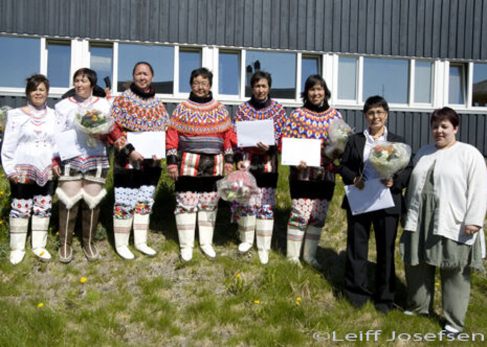 De otte nye sundhedsassistenter er: Kitura Bertelsen, Hansigne Heilmann, Selma Isaksen, Karen Lynge, Anita Pivat, Tuperna Bertelsen, Bettina Olsen og Jensigne Boassen./ Peqqinnissamut assistentinngorlaat arfineq-pingasut tassaapput: Kitura Bertelsen, Hansigne Heilmann, Selma Isaksen, Karen Lynge, Anita Pivat, Tuperna Bertelsen, Bettina Olsen og Jensigne Boassen.