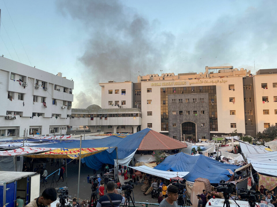 Al-Shifa er Gazas største hospital. De voldsomme krigshandlinger har gjort det næsten umuligt for hospitalet at fortsætte driften. Der mangler strøm, og lig ligger spredt ud over hospitalets område, ifølge hospitalets leder.