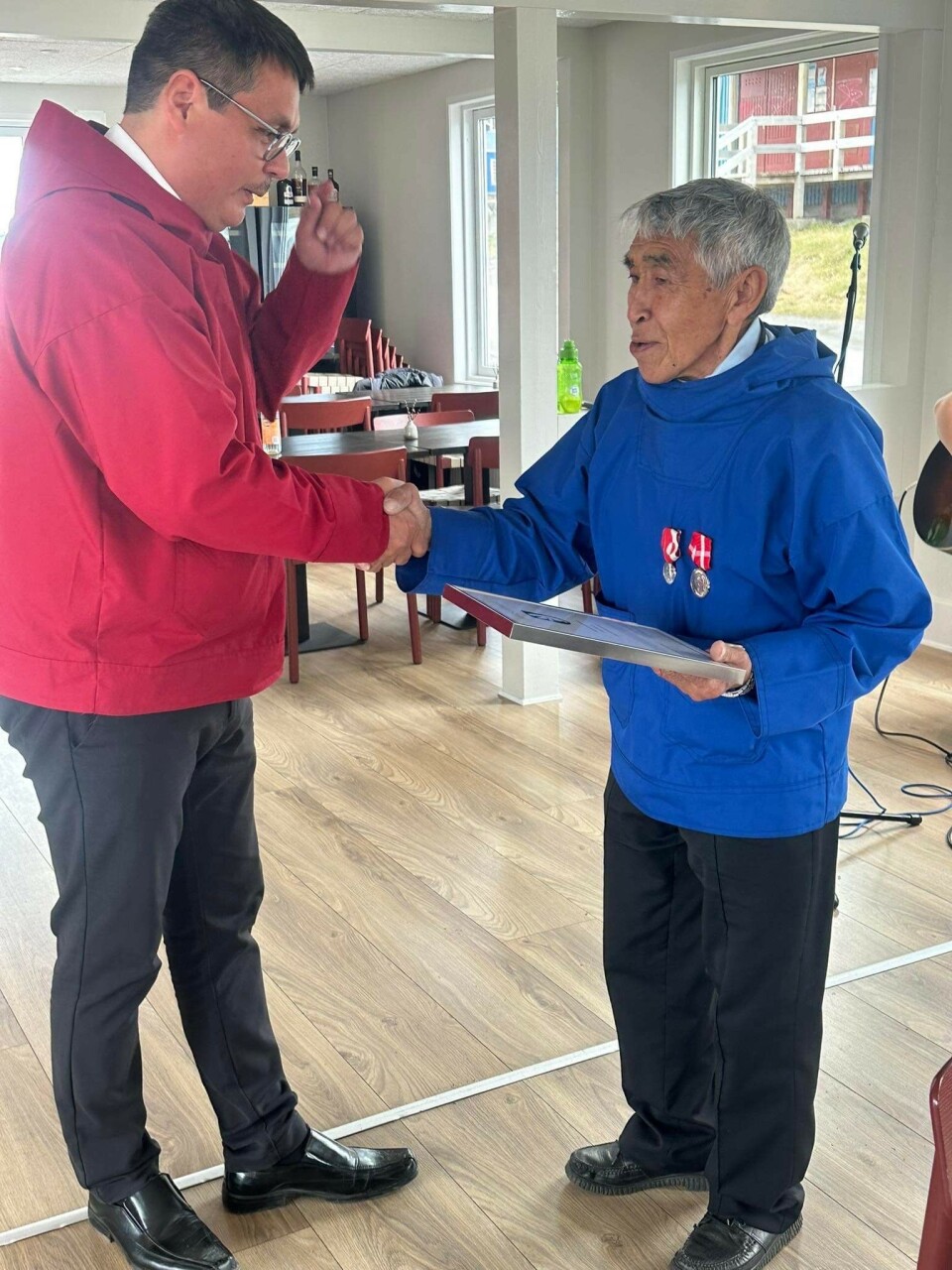 Isak Hansen modtog Nersornaat i sølv for at have udvist stort politisk engagement i sit lokalsamfund, oplyser Inatsisartut. Bureau for InatsisartutIsak Hansen modtog medaljen ved en højtidelighed på Hotel Disko Island i Qeqertarsuaq. Bureau for InatsisartutIsak Hansen modtog Nersornaat i sølv for at have udvist stort politisk engagement i sit lokalsamfund, oplyser Inatsisartut. Bureau for InatsisartutIsak Hansen modtog medaljen ved en højtidelighed på Hotel Disko Island i Qeqertarsuaq. Bureau for InatsisartutIsak Hansen modtog Nersornaat i sølv for at have udvist stort politisk engagement i sit lokalsamfund, oplyser Inatsisartut. Bureau for InatsisartutIsak Hansen modtog medaljen ved en højtidelighed på Hotel Disko Island i Qeqertarsuaq. Bureau for Inatsisartut