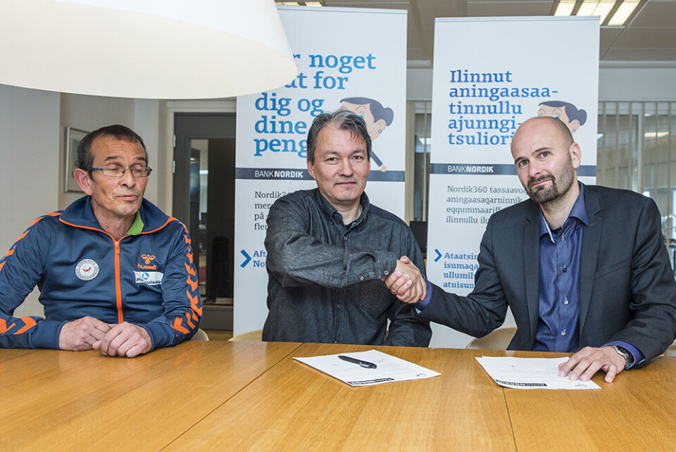 Kristian Heilmann (i midten) og Jón Brekku (til højre) trykker hånd. Bestyrelsesmedlem i GHF Anders Andersen ses til venstre