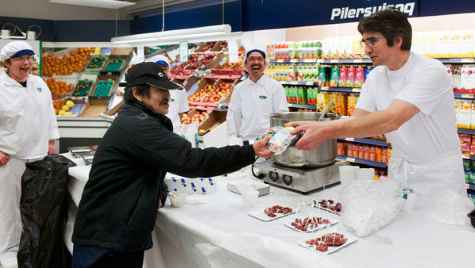 Folk tog positivt imod de tilbudte grønlandske produkter fra slagterlærlingene. Narsaq Foto Slagterielev Sofus Hansen vejleder kunderne. Narsaq Foto Formanden for Kommune Kujalleqs erhvervs og arbejdsmarkeds udvalg, Kalistat Lund, hjalp de 12 lærlinge i butikkerne i Narsaq. Narsaq Foto Folk tog positivt imod de tilbudte grønlandske produkter fra slagterlærlingene. Narsaq Foto Slagterielev Sofus Hansen vejleder kunderne. Narsaq Foto Formanden for Kommune Kujalleqs erhvervs og arbejdsmarkeds udvalg, Kalistat Lund, hjalp de 12 lærlinge i butikkerne i Narsaq. Narsaq Foto Folk tog positivt imod de tilbudte grønlandske produkter fra slagterlærlingene. Narsaq Foto