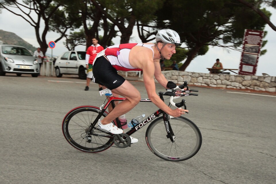 Christian Keldsen på sin bike under St. Tropez-Triathlon i Frankrig. Foto: Tristar111 Monaco