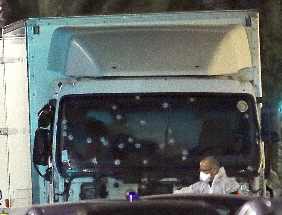 En retsmediciner fra politiet arbejder foran lastbilen brugt til angrebet. Den blev stoppet efter cirka 1,8 kilometer, da betjente affyrede dræbende skud mod chaufføren.