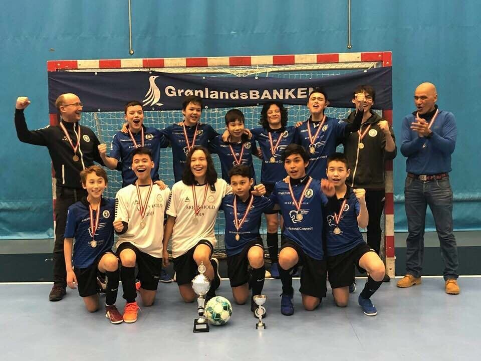 Guldvinderne glædede sig over grønlandsmesterskabet i futsal.