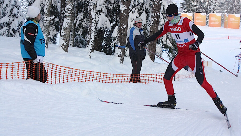 Langrendsløberen Karl-Peter Kristensen får Sermitsiaqs vandrepokal. Foto: Sermitsiaq.AG