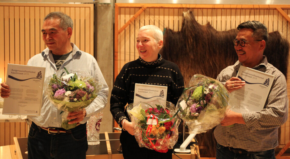 Anda Poulsen, Anne-Mette Holm og Esekias Therkelsen ses her med blomster og diplom under prisuddelingen.