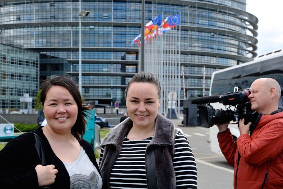 Doris Jakobsen og Randi Vestergaard Evaldsen foran Europa-Parlamentsbygningen i Strasbourg