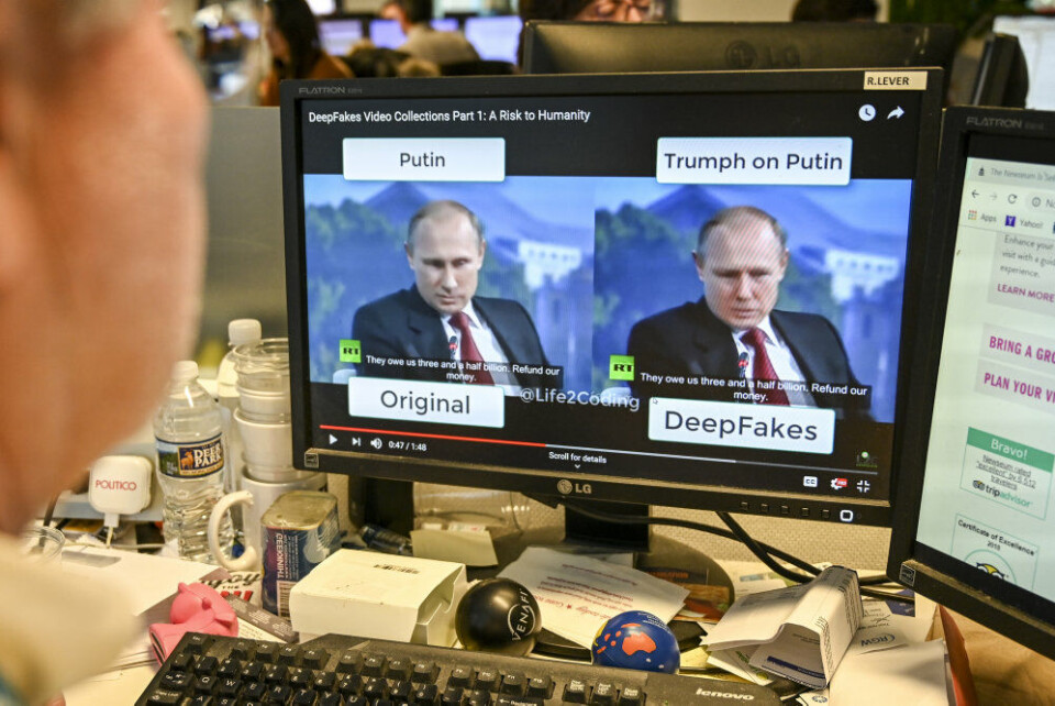 En AFP-journalist gennemser 25. januar 2019 en video, som er manipuleret med kunstig intelligens for at narre seerne. De såkaldte deepfake-videoer er blevet mere sofistikerede og realistiske, eftersom teknologien er blevet bedre.