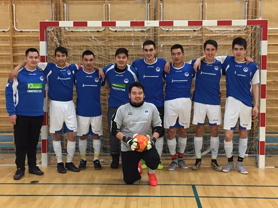 T-41's futsalhold fra venstre. Træner Søren Olsvig, Charles Petersen, Ittukusuk Isaksen, Gustav Isaksen, Mike Hansen, Aggu Jens Alaufesen, Kari Abelsen, Angutinnguaq Karlsen samt Aputsiaq Rafaelsen