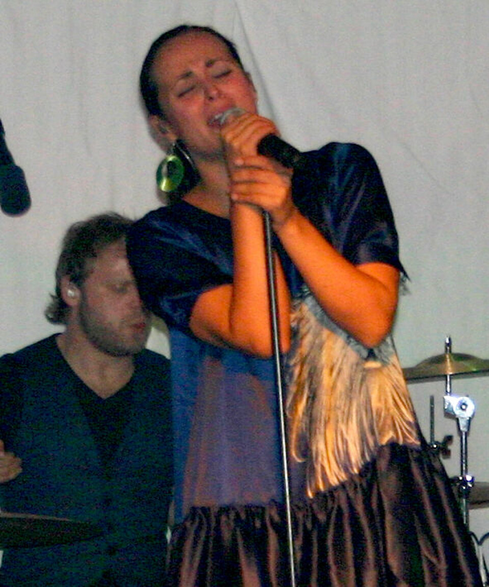 Julie Berthelsen indledte sin Grønlandsturné med en koncert i Kangerlussuaq. Koncerten foregik i bygdens diskotek Klubben. Julie Berthelsen indledte sin Grønlandsturné med en koncert i Kangerlussuaq. Koncerten foregik i bygdens diskotek Klubben. Julie Berthelsen indledte sin Grønlandsturné med en koncert i Kangerlussuaq. Koncerten foregik i bygdens diskotek Klubben.