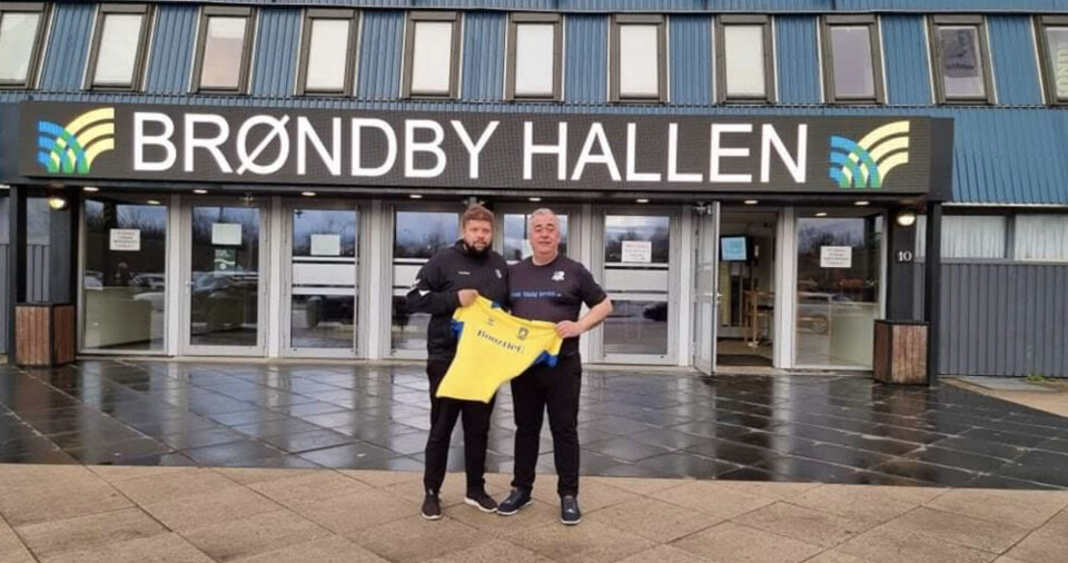 Bestyrelsesformand i Futsal Young Guns, Ulrik Blidorf, ses til højre, efter aftalen med Brøndby IF er indgået. Til venstre ses sportsdirektør i futsal-afdelingen i Brøndby IF, Steven De Oliveira Schumann.