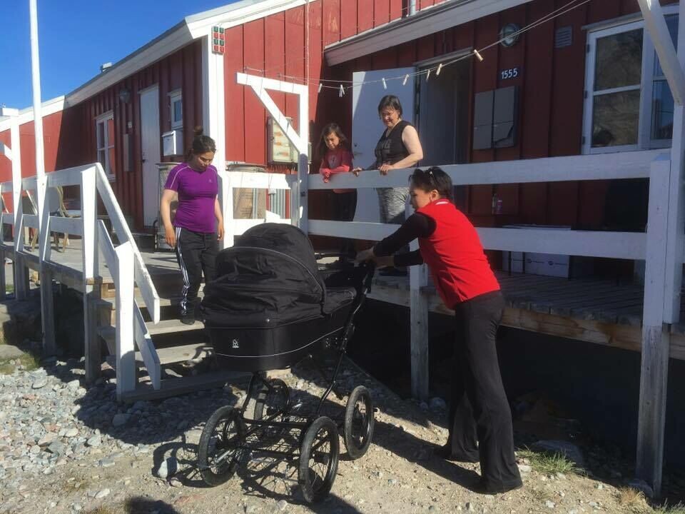 KRK-frivillig Helga Rosing (i rød vest) i færd med at dele hjælp ud