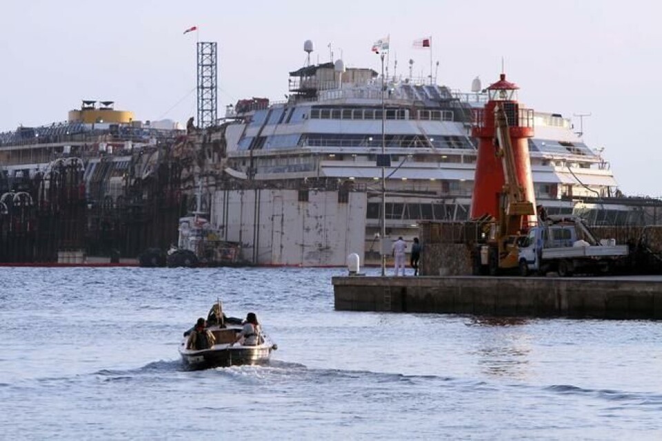 Det er lykkedes bjærgningsmandskab at hæve det forliste krydstogtskib Costa Concordia