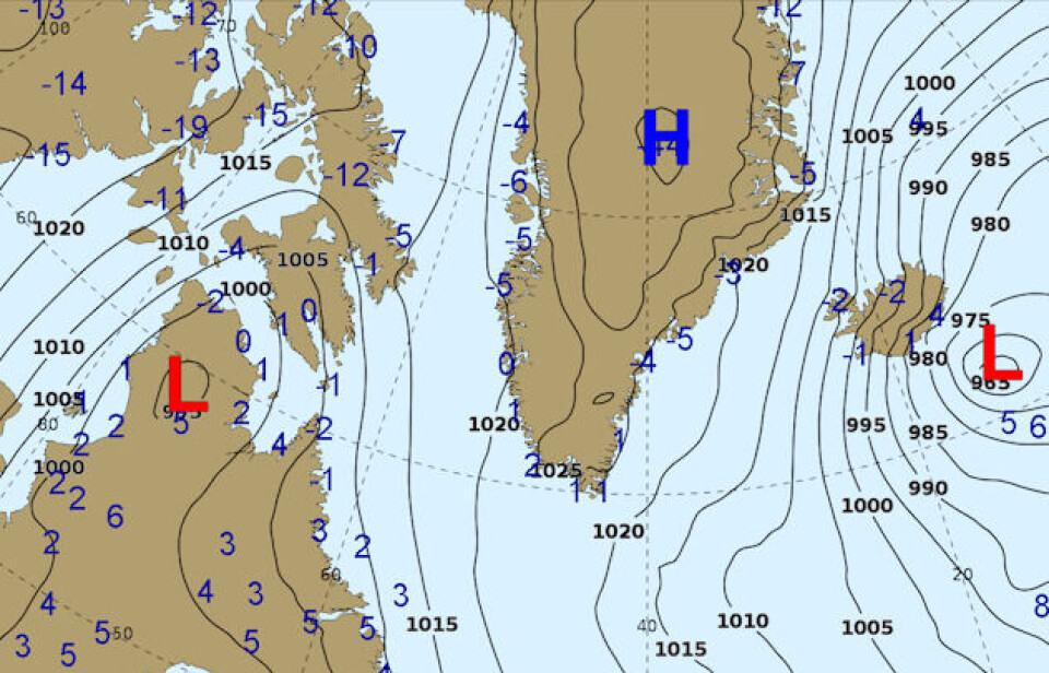 Vejrkortet viser lufttrykket reduceret til havniveau (sorte tal og linjer) fredag klokken 12.00 UTC / 13.00 dansk normaltid. Blå tal viser de måle temperaturer. Det fremgår, at Grønland har frostvejr eller temperaturer kun lidt over frysepunktet. Resterne af Sandy ses som lavtrykket øst for Hudsonbugten, og det fremgår, at det er tøvejr syd for lavtrykket. Den varme får i løbet af weekenden et snevejr over den vestlige del af Grønland til at gå over i regn omtrent fra Nuuk og sydover. Grafik fra DMI's præsentationssystem Ninjo, Jesper Eriksen.