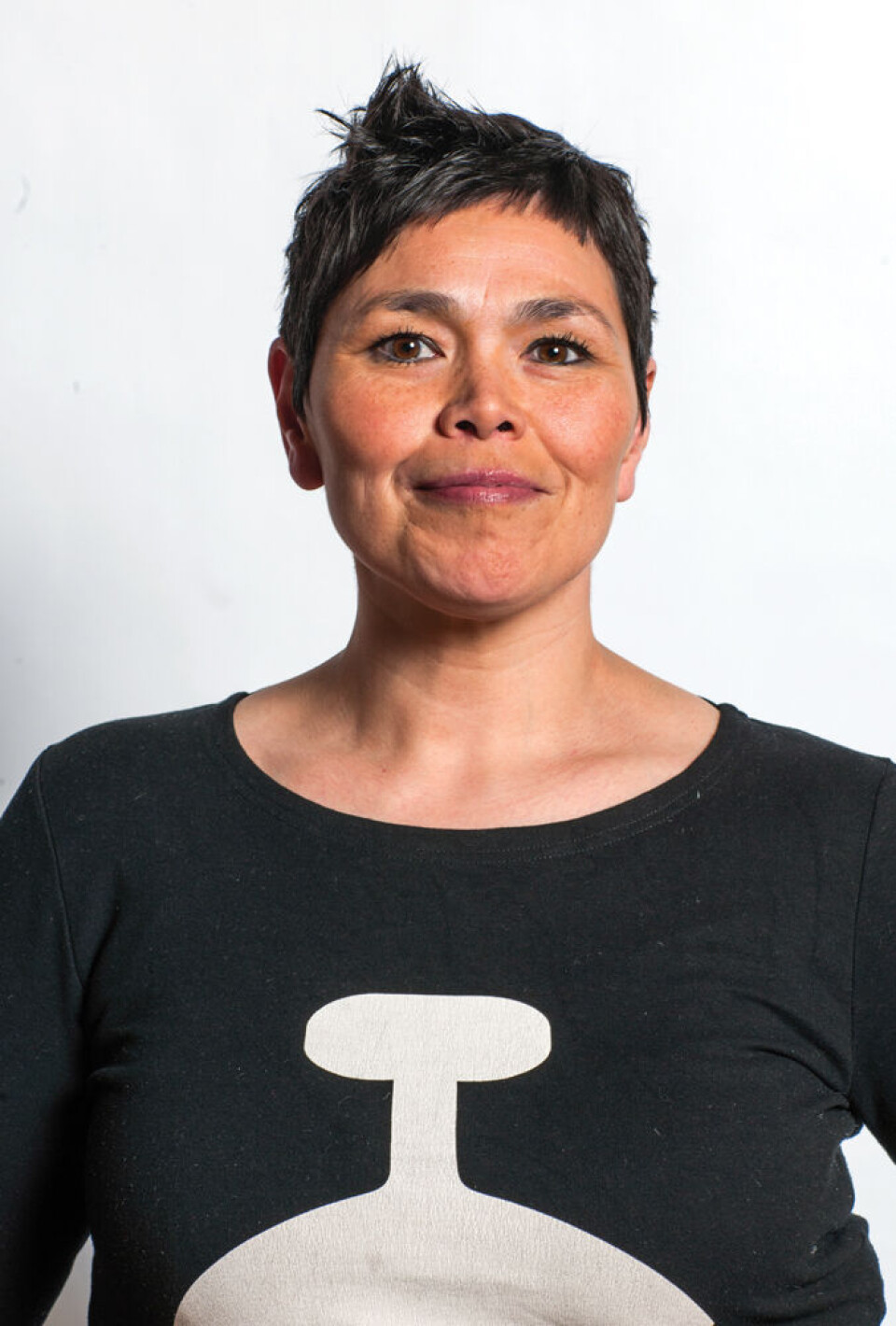 Mette Rasmussen Larsen, Nuuk, er den ene af de fire lokale partiformænd, som nu protesterer imod den nye udligningsordning, som partifællen Vittus Qujaukitsoq vil gennemføre i næste uge, og som gør Sermersooq til landets fattigste kommune. Borgerne i Sermersooq sender i forvejen 700 millioner kroner ud i landet, skriver de. Siumut Mette Rasmussen Larsen, formand, Siumut, Nuuk