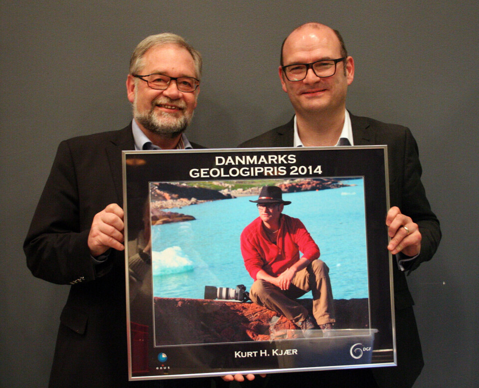 Administrerende direktør Johnny Fredericia fra Geus (til venstre) overrakte Danmarks Geologipris 2014 til professor Kurt H. Kjær fra Statens Naturhistoriske Museum