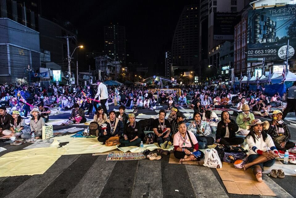 Det er ikke længere tilladt at lave demonstrationer i Thailand. Der er indført forbud mod, at flere end fem personer kan være samlet har været bosat i Thailand siden 2011 Gabannguaq Bidstrup