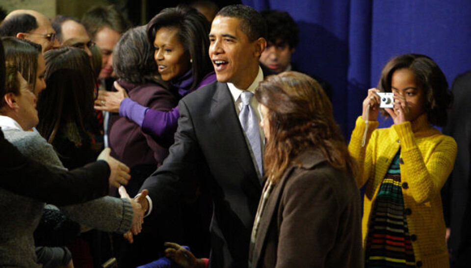 En ung grønlænder følger indsættelsen af Barack Obama som USAs præsident på tætteste hold. Foto: POL-FOTO