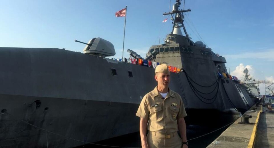 Admiral John Richardson foran krigsskibet 'USS Coronado'