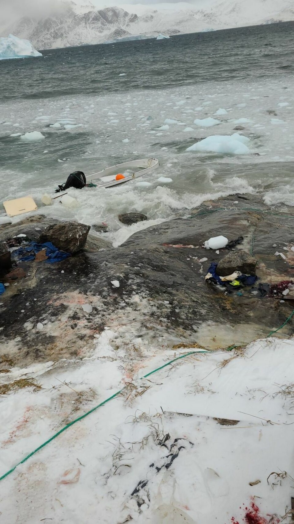 En jolle er sunket ved havnen.