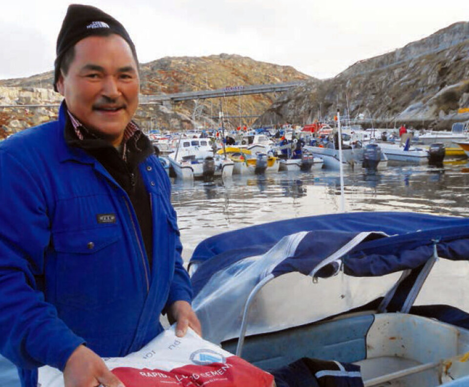 Ove Villadsen, Ilimanaq, har visioner og målsætninger for turismen i Ilimanaq. Her er han på vej hjem fra Ilulissat til Ilimanaq efter at have købt cement til terrassen ved deres overnatningssted, som han kalder Tourist House