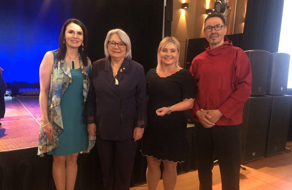 Naalakkersuisoq Peter Olsen med Yukons minister for kultur Jeanie McLean, Canadas generalguvernør Mary Simon og den islandske minister for uddannelse Lilja Alfredsdottir.