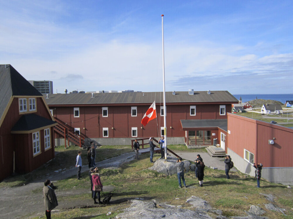 De to første studenter hejser flaget. Terkel LethPauline Christiansen fik som den tredje studenterhuen på efter at have fået 12-tal i religion. Terkel LethStephen Boas Nûko (t.v) og Inuuteq Schiødt Olsen blev de første studenter i Nuuk. Terkel LethDe to første studenter hejser flaget. Terkel LethPauline Christiansen fik som den tredje studenterhuen på efter at have fået 12-tal i religion. Terkel LethStephen Boas Nûko (t.v) og Inuuteq Schiødt Olsen blev de første studenter i Nuuk. Terkel LethDe to første studenter hejser flaget. Terkel Leth