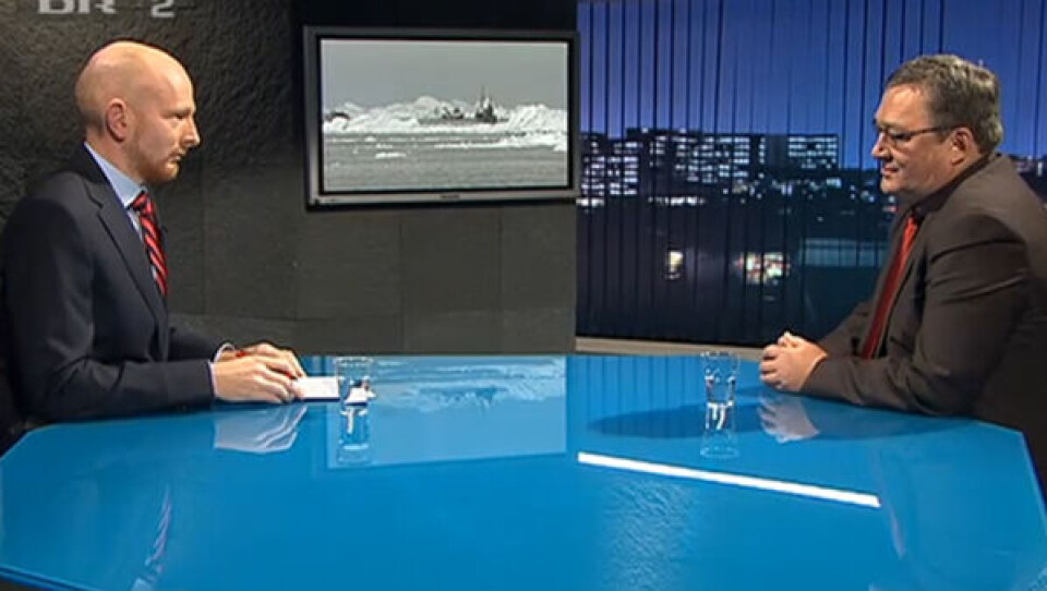 Studievært Mads Brügger interviewer Kuupik Kleist i programmet Deadline på DR2. Foto: Skærmprint fra dr.dk/tv
