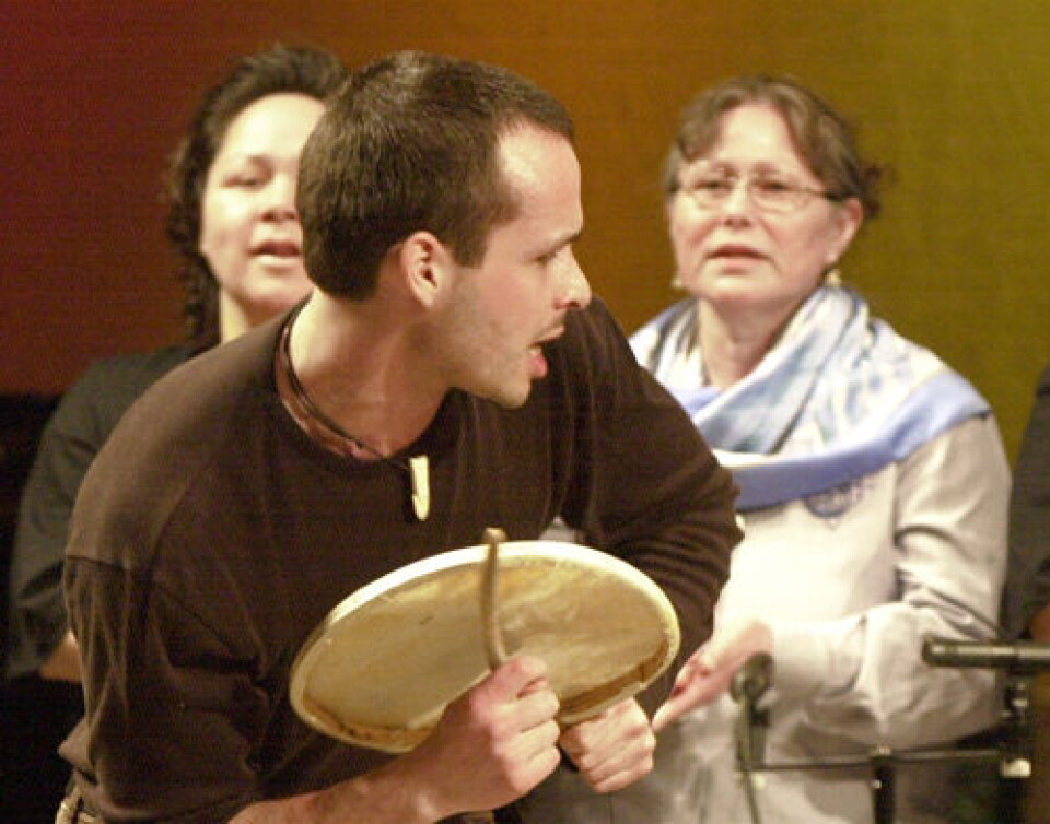 Mads Lumholt er uddannet fra Rytmisk Musikkonservatorium og har blandt andet dirigeret koret Aavaat i en årrække. / Educated as a modern music composer in Denmark, Lumholt is currently active condcuting and playing music in Greenland