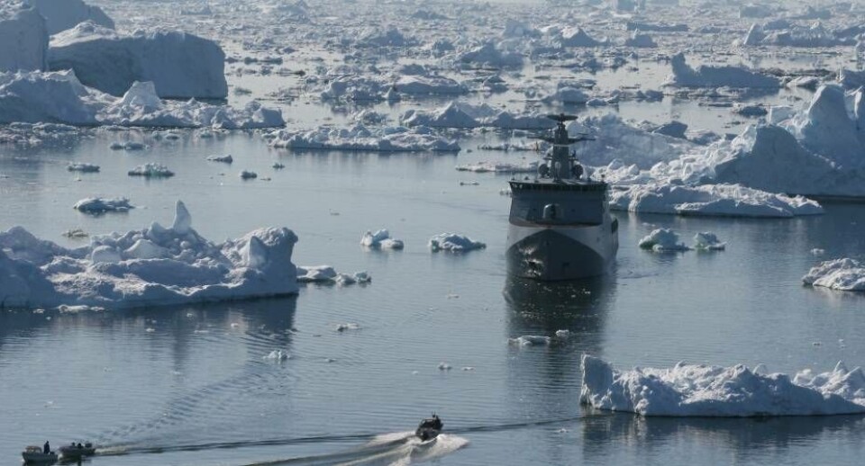 Inspektionsskibet fik navigeret sig gennem isfjeldene ved Ilulissat tidligere på dagen - søndag. Sarfaq Ittuk stævnede hen under aften ud i Isfjorden, der er pakket med store isfjelde. Inspektionsskibet fik navigeret sig gennem isfjeldene ved Ilulissat tidligere på dagen - søndag. Sarfaq Ittuk stævnede hen under aften ud i Isfjorden, der er pakket med store isfjelde. Inspektionsskibet fik navigeret sig gennem isfjeldene ved Ilulissat tidligere på dagen - søndag. Sarfaq Ittuk stævnede hen under aften ud i Isfjorden, der er pakket med store isfjelde.