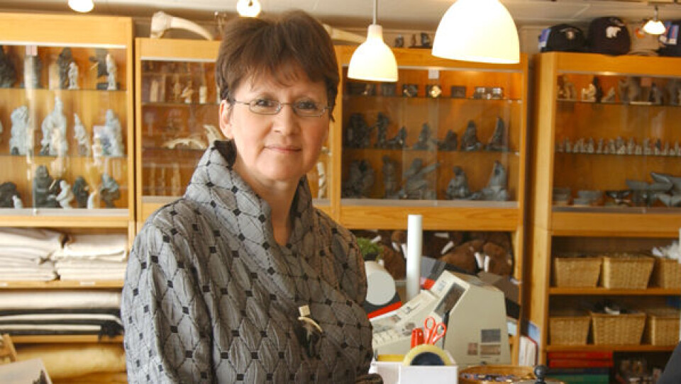 Ejer af Arktis Gaveshop Olga Motzfeldt synes, at det er ærgeligt, at narhvaler der er fanget helt lovligt ikke må udnyttes optimalt. Arkivfoto: Leiff Josefsen.