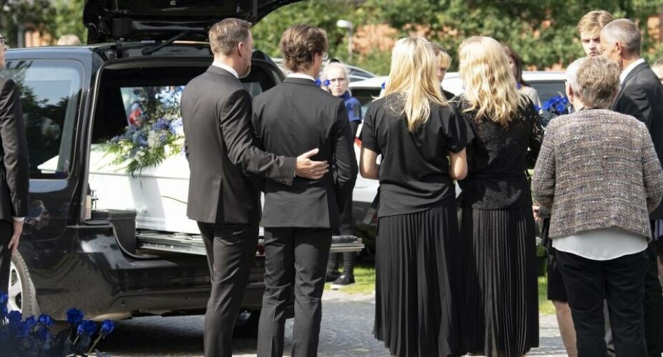Stifteren af Jysk Lars Larsen bliver bisat fra Sejs - Svejbæk kirke i Silkeborg torsdag den 22. august.