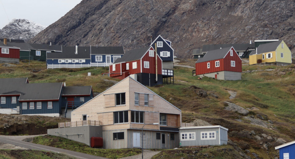 Huset ligger centralt i Tasiilaq med kig til naturskønne ’Blomsterdalen’ og er tegnet af den danske arkitekt Sophus Søbye Arkitekter i samarbejde med den grønlandske tegnestue Titarneq.