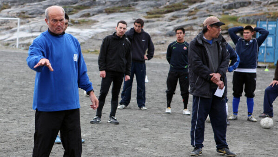 Ove Pedersen dirigerer på Nuuk stadion mandag aften. Foto: SermitsiaqAG Deltagerne på træningen mandag aften. Foto: SermitsiaqAG