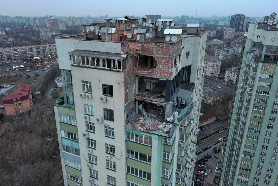 En beskadiget boligblok i Kyiv, efter at Rusland natten til fredag sendte en sværm af angrebsdroner mod den ukrainske hovedstad. Ingen meldes dræbt.