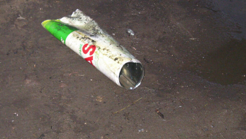Lightergas kan eksplodere, som det skete i København i 2002, hvor 11 unge blev sårede under en teknofest, formentlig fordi en flaske lightergas var smidt på et bål. Foto: Polfoto/Gert Jensen