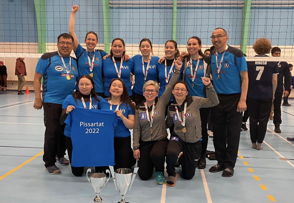 På billedet ses grønlandsmestre i volleyball hos kvinder, AVI Maniitsoq